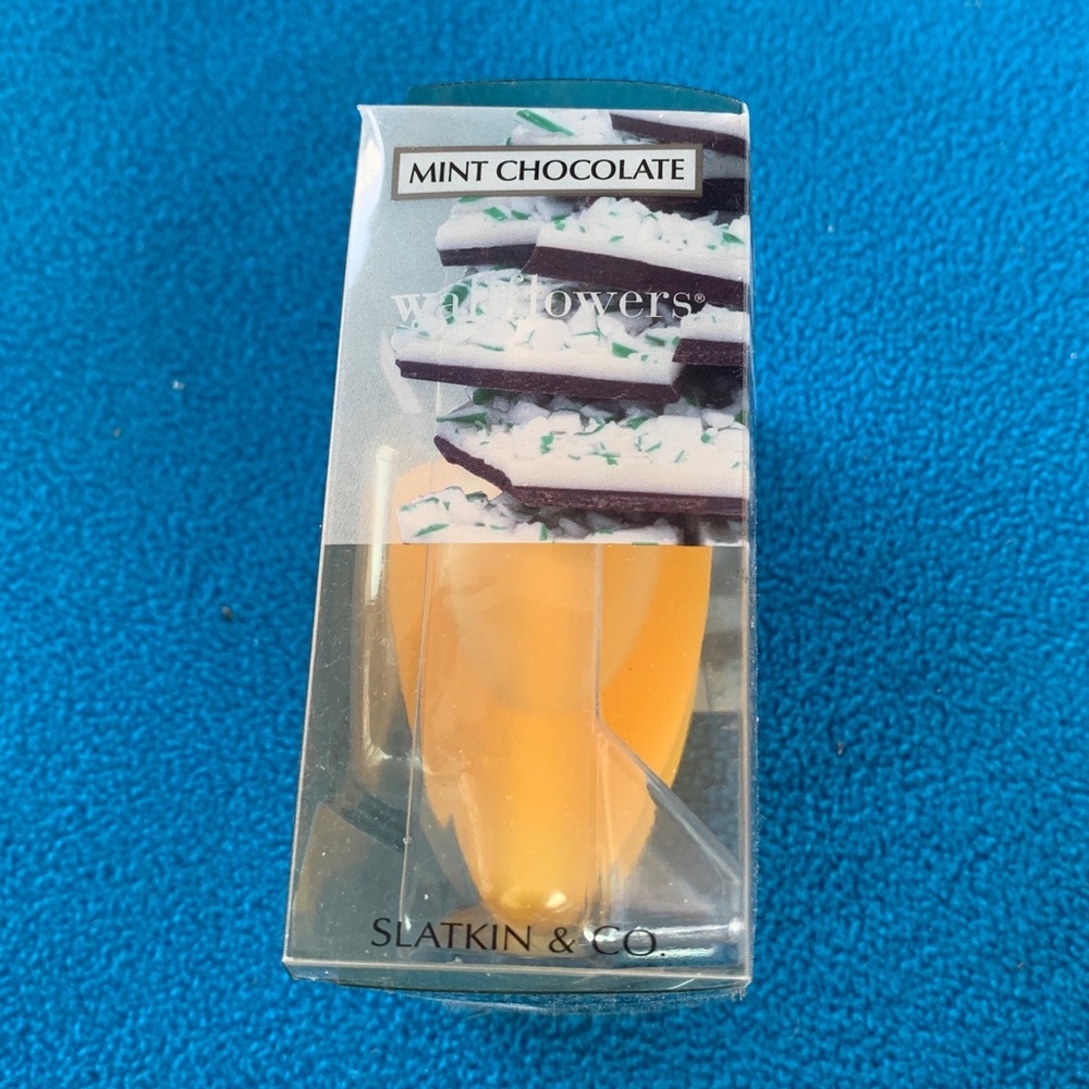 Bath & Body Works  - Mint Chocolate 2 Bulbs - Wallflowers -NWT - Picture 2 of 6